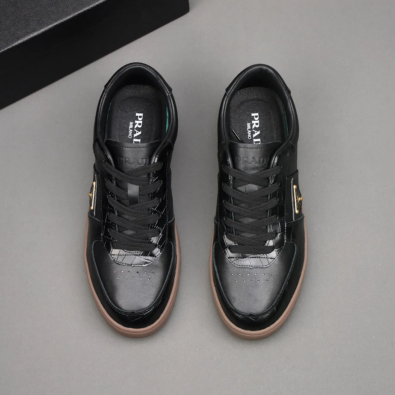 PP400👟👟👟Prada set off the audience! Prada, an international brand that is constantly innovating, this men's casual shoe, the original version, made of cowhide leather at a ratio of one to one at the store, with leather feet and rubber non-slip outsole, breathable and comfortable, quality speaks for itself👄38-44
